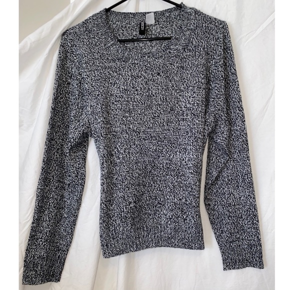 simple black and white long-sleeve shirt/sweater - Picture 3 of 8